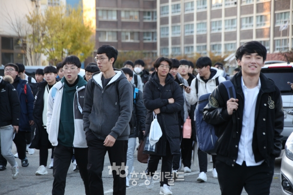 2020학년도 대학수학능력시험일인 14일 오후 대전 동구 보문고등학교에서 시험을 마친 수험생들이 고사장을 빠져나오고 있다.