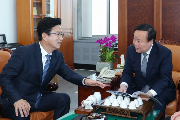 김재원 국회예결위 위원장(우측)을 만나고 있는 허태정 시장(좌측).