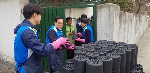 한국조폐공사 조용만 사장이 연탄 배달 봉사를 하고 있다.[사진=한국조폐공사제공]