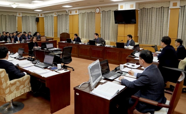 대전시의회 산업건설위원회가 26일 김찬술 대전시의원이 수정 발의한 '대전시 지역화폐 이용 활성화 조례안'을 통과시켰다.