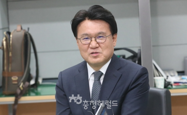 황운하 대전지방경찰청장이 27일 오후 경찰청 브리핑실에서 긴급기자회견을 열고 지난해 6·13 지방선거 당시 김기현 전 울산시장의 측근을 청와대의 하명을 받아 수사했다는 논란에 대해 입장을 밝히고 있다.