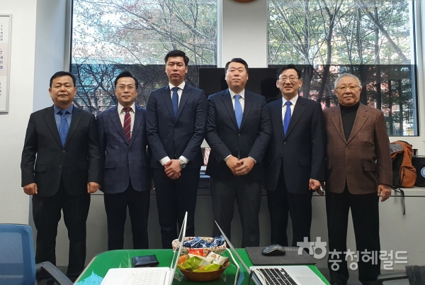 '변화와 혁신을 위한 비상행동' 대전시당 창당 기획단이 3일 오전 대전시의회 기자실에서 기자회견을 열고 있다.