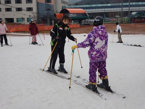 세종시 장애학생들이 전문강사로부터 스키 강습을 받고 있다.[사진=세종시교육청 제공]