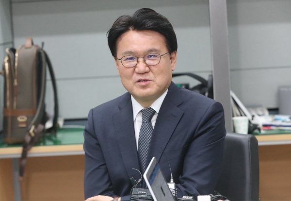 청와대 하명수사 의혹으로 검찰에 수사를 받고 있는 황운하 대전지방경찰청장이 경찰인재개발원장으로 자리를 옮긴다.