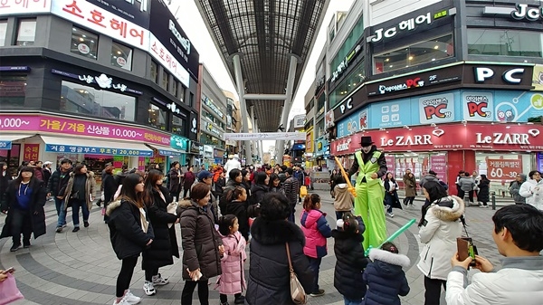 지난해 방문객들이 거리공연을 즐기고 있다.[사진=대전마케팅공사 제공]