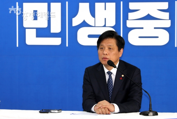 더불어민주당 대전시당 조승래위원장이 20일 신년감담회에서 모두 발언을 진행하고 있다.