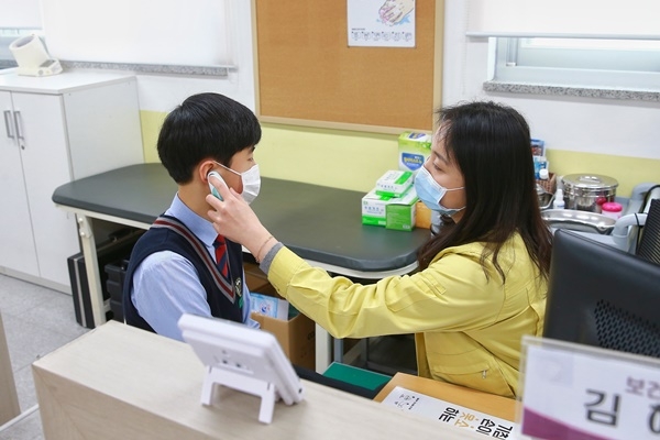 세종시 아름중 보건교사가 학생의 체온을 확인하고 상담하고 있다.[사진=세종교육청 제공]