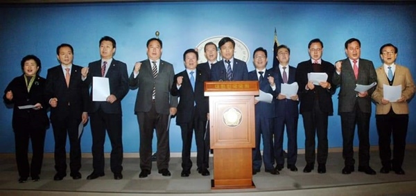 충청권 여야 의원들이 19일 오전 국회 정론관에서 혁신도시 지정을 위한 '균특법 개정안'의 통과를 촉구하는 기자회견을 가졌다.