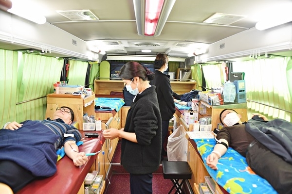 한국조폐공사는 신종 코로나19 확산에 따른 혈액수급난 극복을 돕기 위해 대전 본사와 ID본부, 부여 제지본부 등에서 '사랑의 헌혈'을 했다. [사진= 한국조폐공사제공]