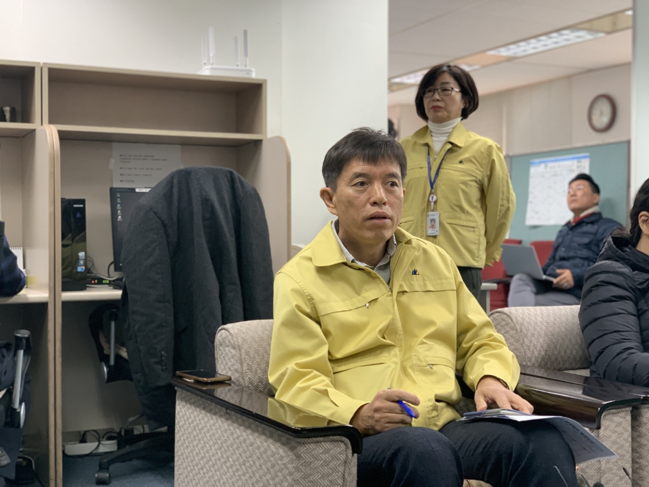 21일 대전시 이강혁 보건복지국장이 시청 기자실에서 브리핑을 열고 최근 대전에서 발생한 코로나19 확진자 두 명에 대해 설명하고 있다.