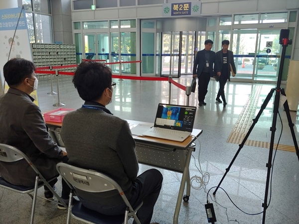대전시청 1층 로비에 '코로나19' 열화사카메라가 설치돼 출입하는 시민들에 대해 고열 여부를 체크하고 있다.