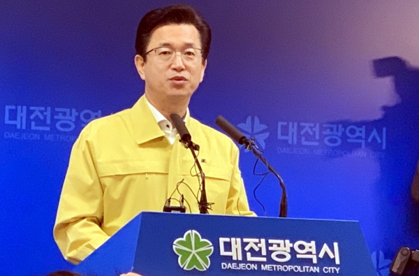 22일 허태정 대전시장이 시청 기자실에서 브리핑을 열고 코로나 19 확진자가 대전에서 처음 발생했다고 발표했다.