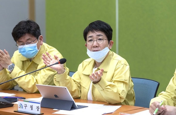 박정현 대전 대덕구청장은 대덕구 주민이 처음으로 '코로나19' 확진 판정을 받음에 따라 26일 오후 긴급 대책회의를 개최했다.