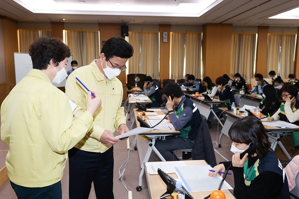 허태정 대전시장이 지난 27일 신천지대전교회 신도들에 대한 전수조사를 벌이고 있는 대전시청 대회의실을 찾아 직원들을 격려하고 있다.