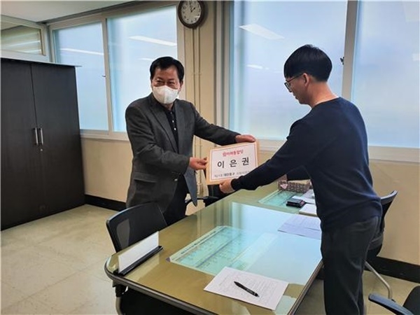 미래통합당 이은권 의원이 28일 대전 중구 선관위에 21대 총선 예비후보로 등록하고 있다.
