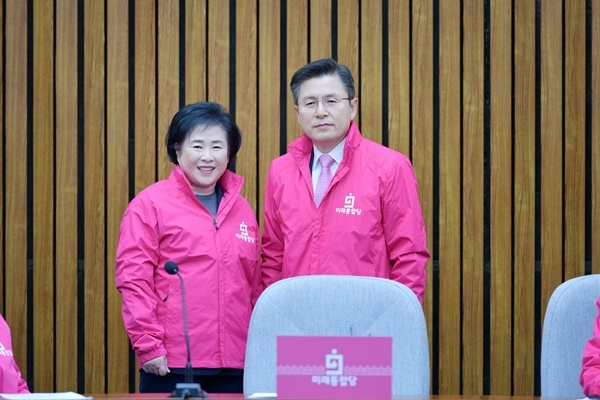 신용현 의원이 지난 2일 미래통합당 입당 후 황교안 대표와 기념 촬영을 하고 있다.