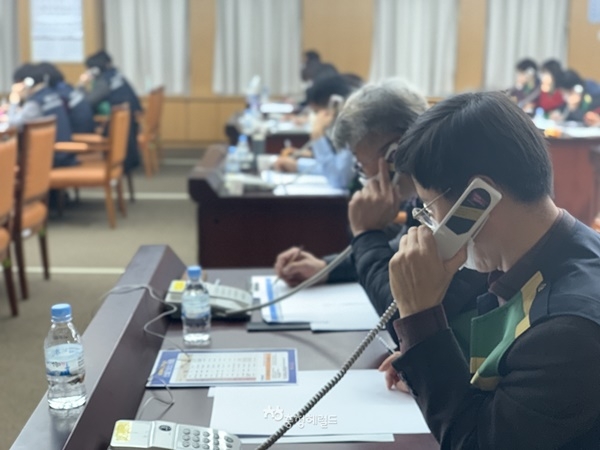 대전시 공무원들이 신천지 대전교회 신도들에 대해 '코로나19' 증상 여부를 확인하는 전수조사를 벌이고 있다.