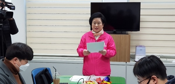 미래통합당에 입당한 신용현 의원이 5일 오전 대전시의회 기자실에서 대전 유성을 출마 기자회견을 갖고 있다.
