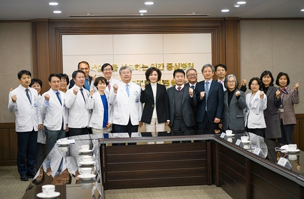 이진숙 충남대 총장이 9일 충남대병원에 격려방문해 의료진들과 기념촬영을 하고 있다.