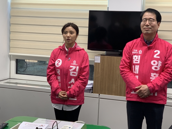 김소연 후보가 18일 시의회 기자실에서 앞으로의 선거 운동 전략에 대해 설명하고 있다.