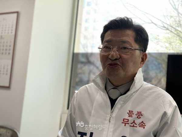 미래통합당을 탈당한 진동규 전 유성구청장이 23일 오후 대전시의회 기자실에서 무소속 출마를 선언하고 있다.