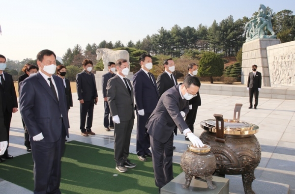미래통합당 이장우 대전시당위원장과 21대 총선 후보들이 25일 오전 국립현충원을 찾아 현충탑에 분향하고 있다.