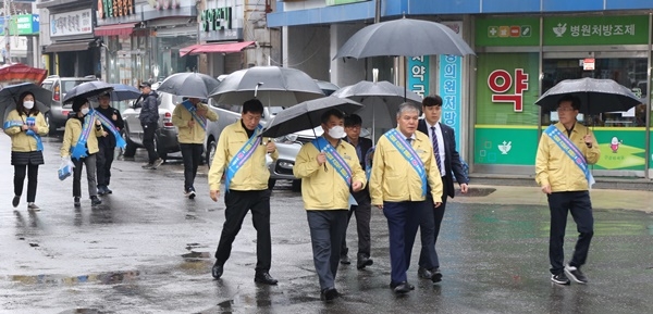 문정우 금산군수와 직원 등이 사회적 거리두기 캠페인을 벌이고 있다.