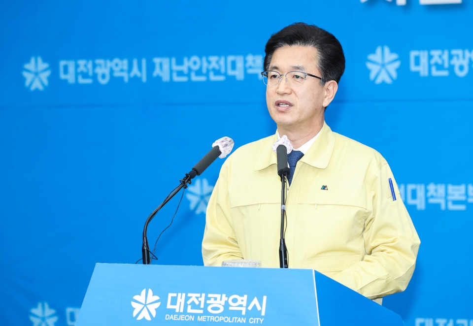 허태정 대전시장은 30일 브리핑을 열고 정부 긴급재난기금 지원에 대전시가 협력하겠다고 밝혔다.