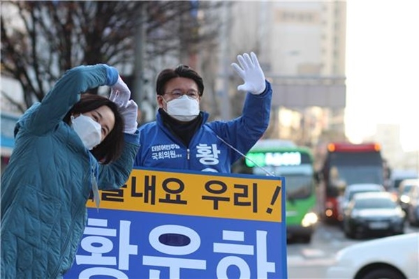 황운하 민주당 대전 중구 후보가 배우자와 거리 인사를 하고 있다.