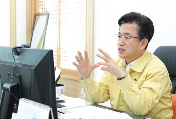 허태정 대전시장이 8일 3차 비상경제대책회의를 주재하고 있다.