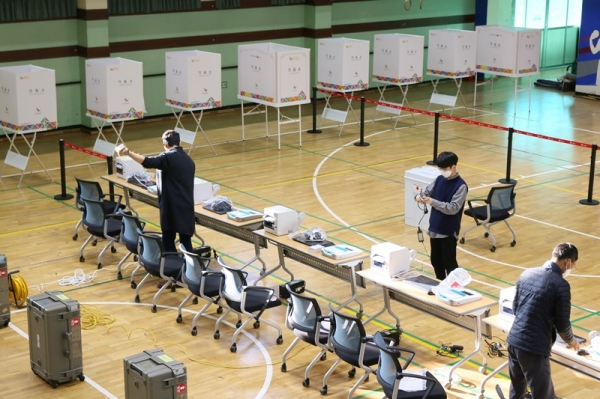 21대 총선 사전 투표를 앞두고 선관위 관계자들이 준비 상황을 점검하고 있다.