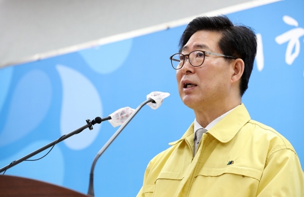 양승조 충남지사가 9일 온라인 기자회견을 열고 경제 위기 극복 민생경제 활성화 대책을 발표하고 있다.