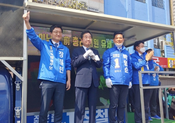 이낙연 민주당 공동상임선대위원장이 10일 오전 대전 동구 중앙시장 앞에서 원도심 3명의 후보에 대한 지지를 호소하고 있다.