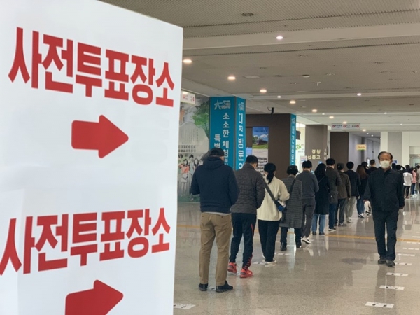 대전시청 1층 로비에 마련된 사전투표소에 많은 시민과 공무원들이 투표를 하고 있다.