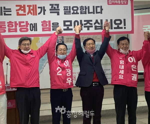 (왼쪽부터) 박형준 위원장, 이장우 동구 후보, 김기현 전 울산시장, 이은권 중구후보