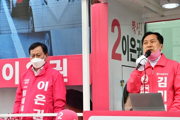 김기현 전 울산시장이 11일 오후 보문산 케이블카 사거리에서 미래통합당 이은권 중구 후보 지원 유세를 펼치고 있다.