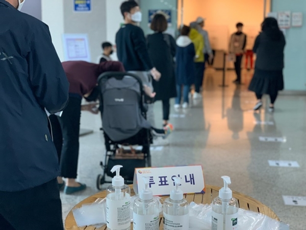 대전시청 1층 로비에 마련된 사전투표소에서 시민과 공무원들이 투표를 위해 줄을 서고 있다.