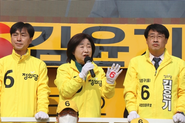 정의당 심상정 대표가 12일 오전 대전 노은역 광장에서 김윤기 유성을 후보 지원 유세를 펼치고 있다.