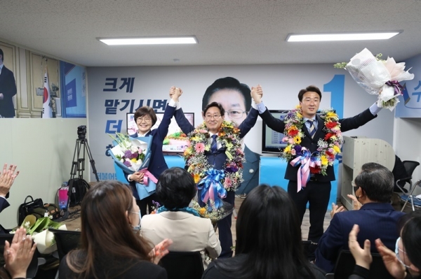 민주당 박범계 대전 서구을 후보가 당선 후 지지자들과 함께 환호하고 있다.