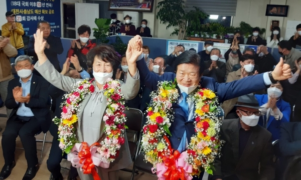 민주당 박병석 대전 서구갑 후보가 6선에 성공한 뒤 부인과 함께 손을 들어 지지자들에 감사를 표시하고 있다.