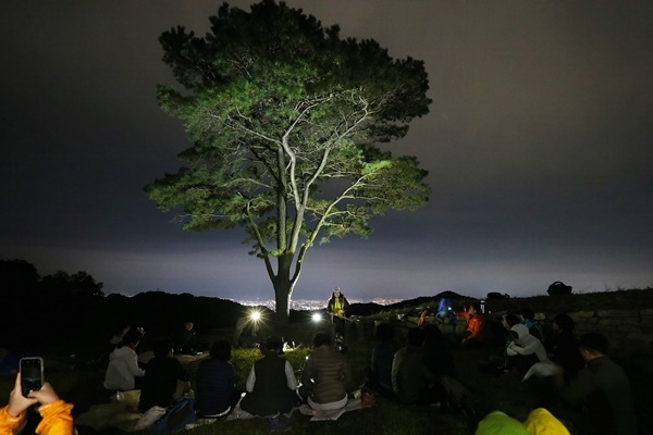 계족산에서 야간 해금 연주 모습 (사진=대덕구)