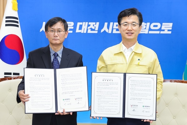 허태정 시장과 황선근 한국철도학회장이 협약서를 들고 기념 촬영을 하고 있다.
