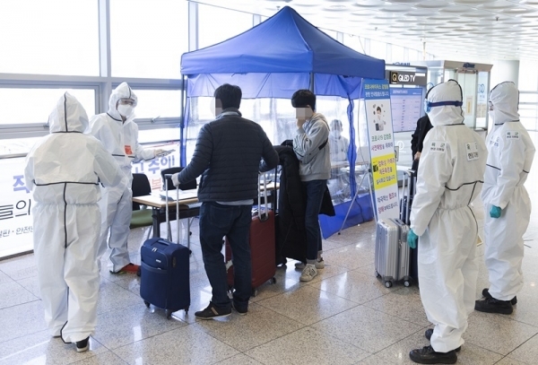 대전역에 도착한 해외입국자가 대전시 방역 관계자의 안내를 받고 있다.