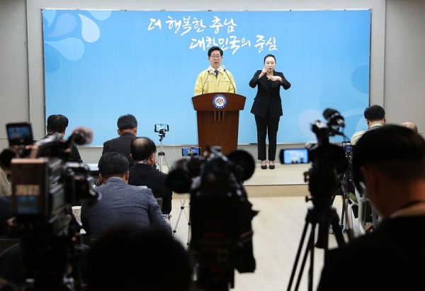 양승조 충남지사가 23일 도청 프레스센터에서 기자회견을 갖고 ‘코로나19 대응 중점 추진 상을 설명하고 있다.