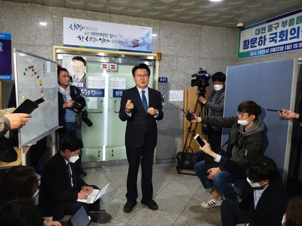 황운하 대전 중구 국회의원 당선인이 24일 자신의 사무실에 대한 검찰의 압수수색이 진행되는 동안 취재진의 질문에 답하고 있다.