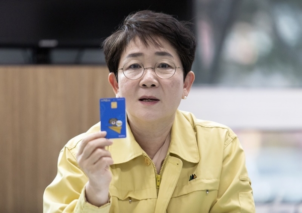 박정현 대덕구청장이 대덕e로움 카드를 들어 보이고 있다.