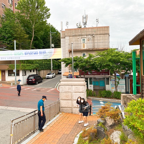 대전대덕경찰서는 코로나19 사태로 80일만에 등교하는 고등학교 3학년 학생의 교통 안전활동을 벌였다.