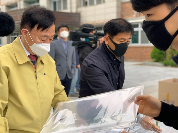 설동호 대전교욱감이 20일 오전 대전전민고를 찾아 80일만에 등교한 고등학교 3학년 학생들에게 투명 아크릴 가림막을 나눠주고 있다.