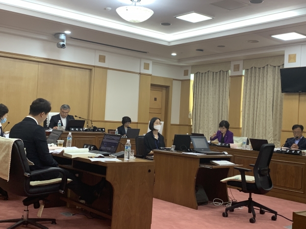 5일 대전시의회 교육위가 열린 가운데 문성원 의원이 시교육청이 체납된 세금에 대해 환수 의지가 부족하다는 지적을 제기했다.