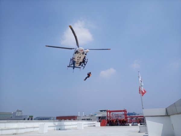대전소방본부 119특수구조단이 9일 오후 고층 건물에서 헬리콥터로 인명을 구조하는 훈련을 하고 있다.